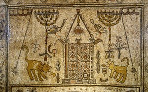 (Detalle) del suelo que representa el Arca Sagrada flanqueada por candelabros, leones y pájaros de Unbekannt Unbekannt